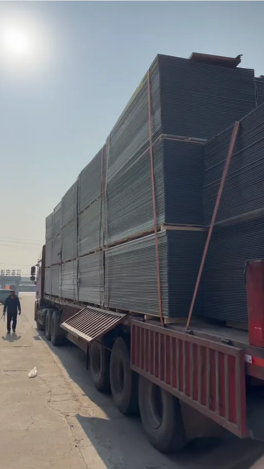 装柜出货 — Loading PP corrugated sheets for export shipping