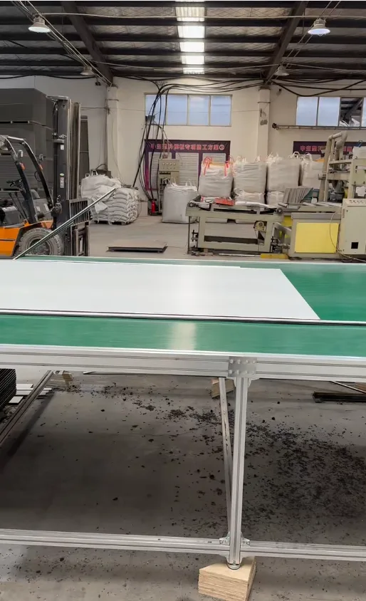大库堆放 — Indoor warehouse with ready stock of PP sheets